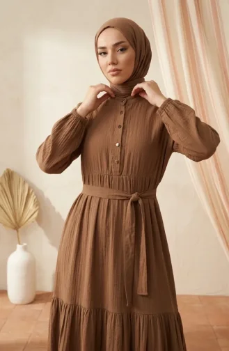 Kleid Mit Stehkragen Halber Knopfleiste Und Gürtel Farbe: Milchkaffee Modell 0302-13 0302-13