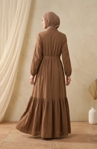 Kleid Mit Stehkragen Halber Knopfleiste Und Gürtel Farbe: Milchkaffee Modell 0302-13 0302-13