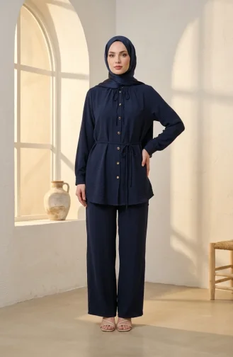 طقم مكون من قطعتين: سترة وبنطال بأزرار أمامية، لون كحلي، رقم الموديل 2276-01 2276-01