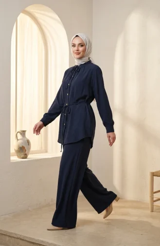 طقم مكون من قطعتين: سترة وبنطال بأزرار أمامية، لون كحلي، رقم الموديل 2276-01 2276-01