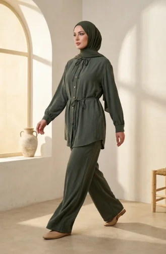 طقم مكون من قطعتين: بلوزة بأزرار وبنطال، لون كاكي 2276-03 2276-03