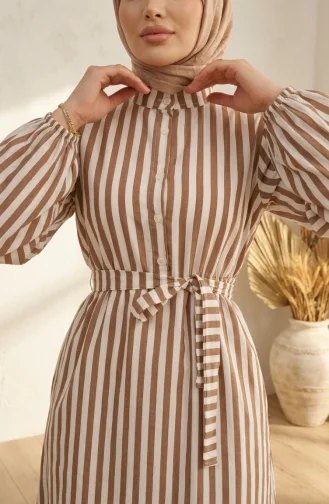 Robe Hijab Rayée En Lin Avec Taille élastique Et Ceinture 0323-03 Marron 0323-03