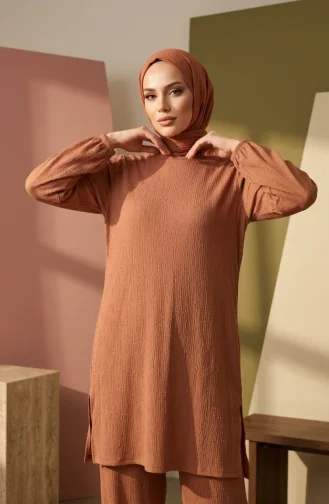 طقم حجاب من قطعتين، تونيك وبنطال من قماش مجعد، لون قهوة بالحليب 0571-06 0571-06