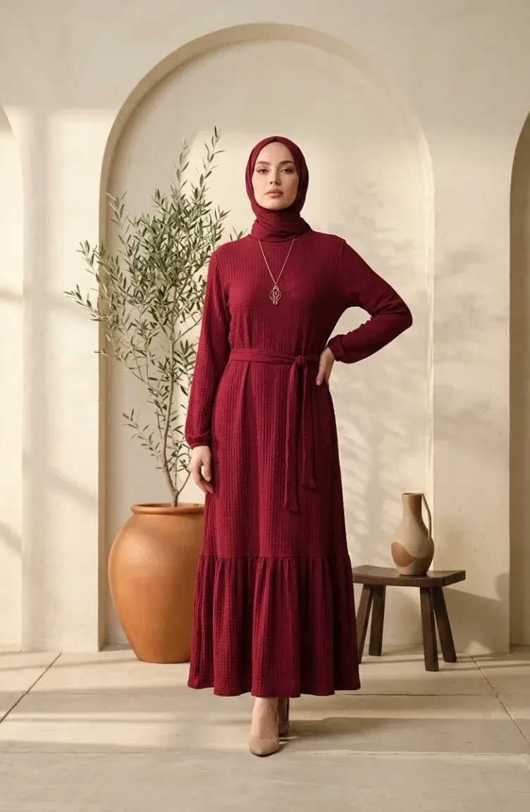 Buble Kumaş Kolye Detaylı Kuşaklı Tesettür Elbise 0575-05 Bordo