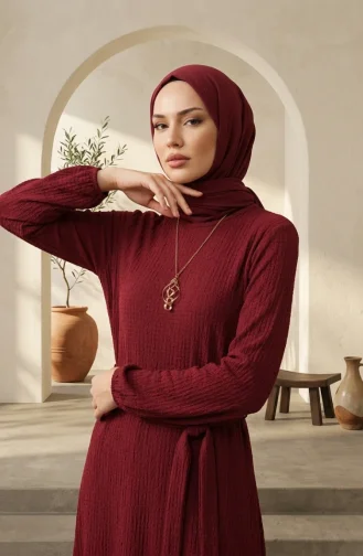 Buble Kumaş Kolye Detaylı Kuşaklı Tesettür Elbise 0575-05 Bordo