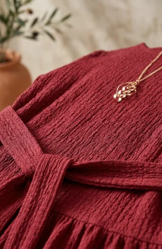 Buble Kumaş Kolye Detaylı Kuşaklı Tesettür Elbise 0575-05 Bordo
