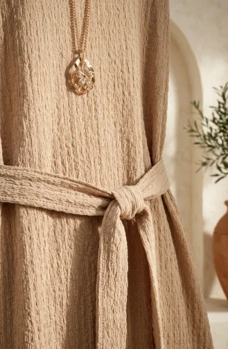 Robe Hijab En Tissu à Bulles Avec Collier Et Ceinture Beige 0575-06 0575-06