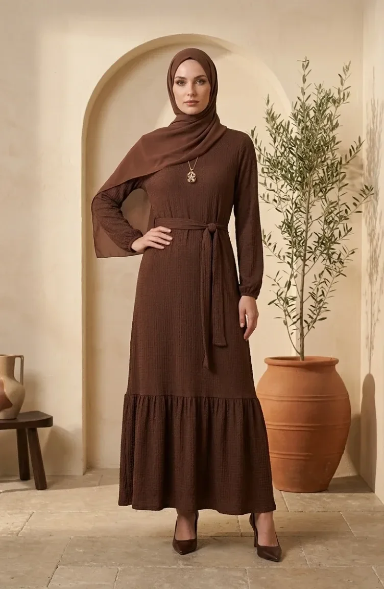 Robe Hijab En Tissu à Bulles Avec Collier Et Ceinture Marron 0575-07 0575-07
