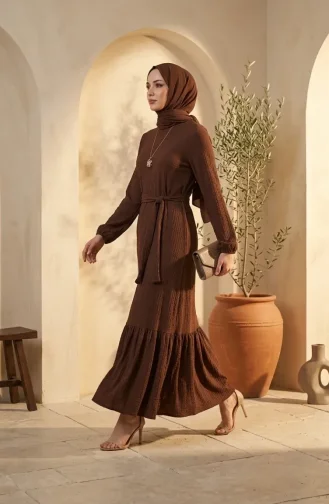 Robe Hijab En Tissu à Bulles Avec Collier Et Ceinture Marron 0575-07 0575-07