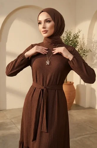 Robe Hijab En Tissu à Bulles Avec Collier Et Ceinture Marron 0575-07 0575-07