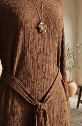 Robe Hijab En Tissu à Bulles Avec Collier Et Ceinture Marron 0575-07 0575-07