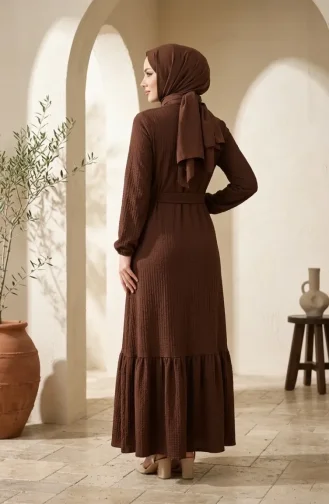 Robe Hijab En Tissu à Bulles Avec Collier Et Ceinture Marron 0575-07 0575-07