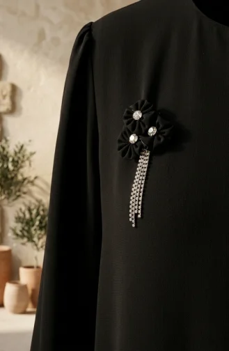 عباية سوداء بمقاسات كبيرة مزينة بتفاصيل مضلعة، رقم الموديل 6373-01 6373-01