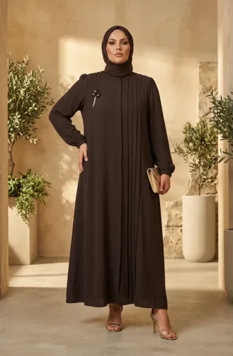 عباية بنية اللون بمقاسات كبيرة وتفاصيل مضلعة، رقم الموديل 6373-02 6373-02