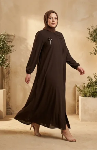 عباية بنية اللون بمقاسات كبيرة وتفاصيل مضلعة، رقم الموديل 6373-02 6373-02