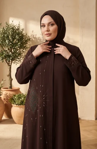 عباية مزينة بسحاب مخفي بمقاسات كبيرة، رقم الموديل 6388-03، لون بني 6388-03