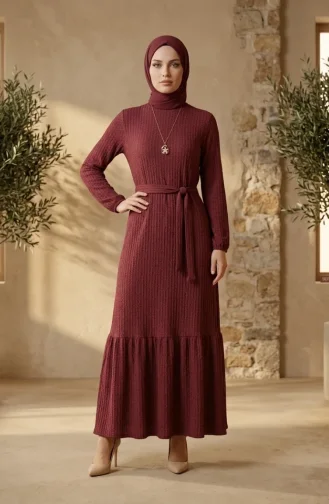 Hijab-Kleid Aus Bubble-Stoff Mit Halskettendetail Und Gürtel 0575-10 Dunkelburgunderrot 0575-10