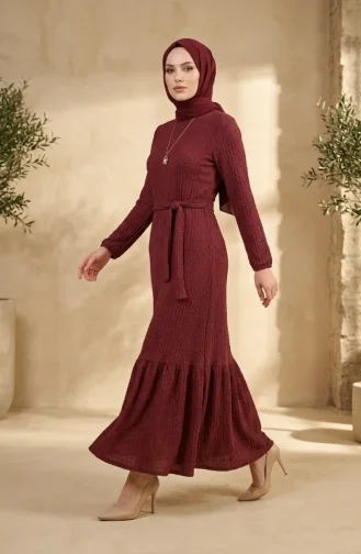 Hijab-Kleid Aus Bubble-Stoff Mit Halskettendetail Und Gürtel 0575-10 Dunkelburgunderrot 0575-10
