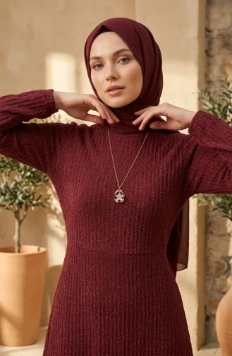 Hijab-Kleid Aus Bubble-Stoff Mit Halskettendetail Und Gürtel 0575-10 Dunkelburgunderrot 0575-10