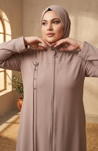عباية بمقاسات كبيرة مزينة بحلقة، رقم الموديل 6401-06، لون بيج 6401-06