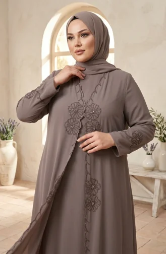 Robe De Soirée Suzanna En Crêpe Brodée Grande Taille Avec Hijab Réf. 6370-02 Couleur Vison Foncé 6370-02