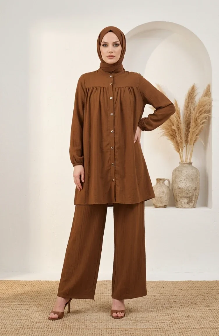 طقم حجاب من قطعتين بياقة صينية وأزرار أمامية، لون بني فاتح (2295-05) 2295-05
