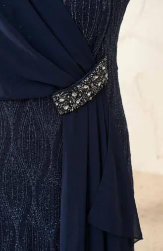 فستان سهرة محجبة بمقاسات كبيرة من الشيفون اللامع بتفاصيل دقيقة، رقم الموديل 6282-03، لون كحلي 6282-03