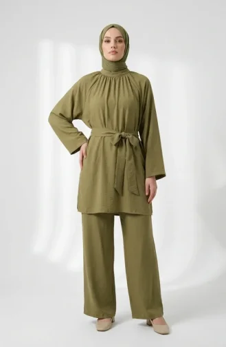 Ensemble Hijab Deux Pièces Composé D`une Tunique Froncée à Col Mandarin Et D`un Pantalon Référence 2305-02 Vert Olive 2305-02