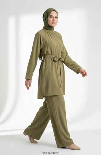Ensemble Hijab Deux Pièces Composé D`une Tunique Froncée à Col Mandarin Et D`un Pantalon Référence 2305-02 Vert Olive 2305-02