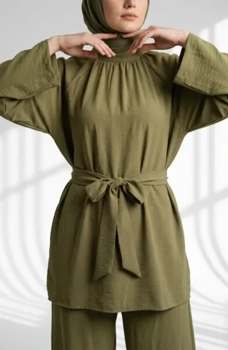 Ensemble Hijab Deux Pièces Composé D`une Tunique Froncée à Col Mandarin Et D`un Pantalon Référence 2305-02 Vert Olive 2305-02