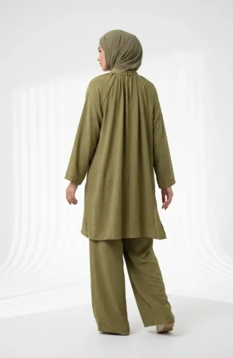 Ensemble Hijab Deux Pièces Composé D`une Tunique Froncée à Col Mandarin Et D`un Pantalon Référence 2305-02 Vert Olive 2305-02