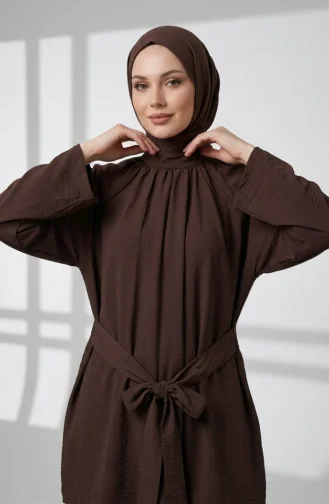طقم حجاب مكون من قطعتين، بلوزة وبنطال بياقة صينية مكشكشة، لون بني 2305-05 2305-05