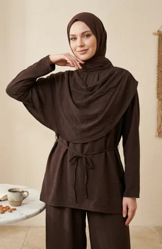 Tweedelige Hijabset Met Sjaaldetails Op De Schouders Tuniek En Broek 2306-02 Bruin 2306-02